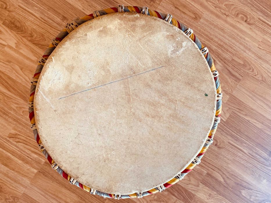 Djembé senegalês gigante - corpo de madeira esculpida e pele natural.