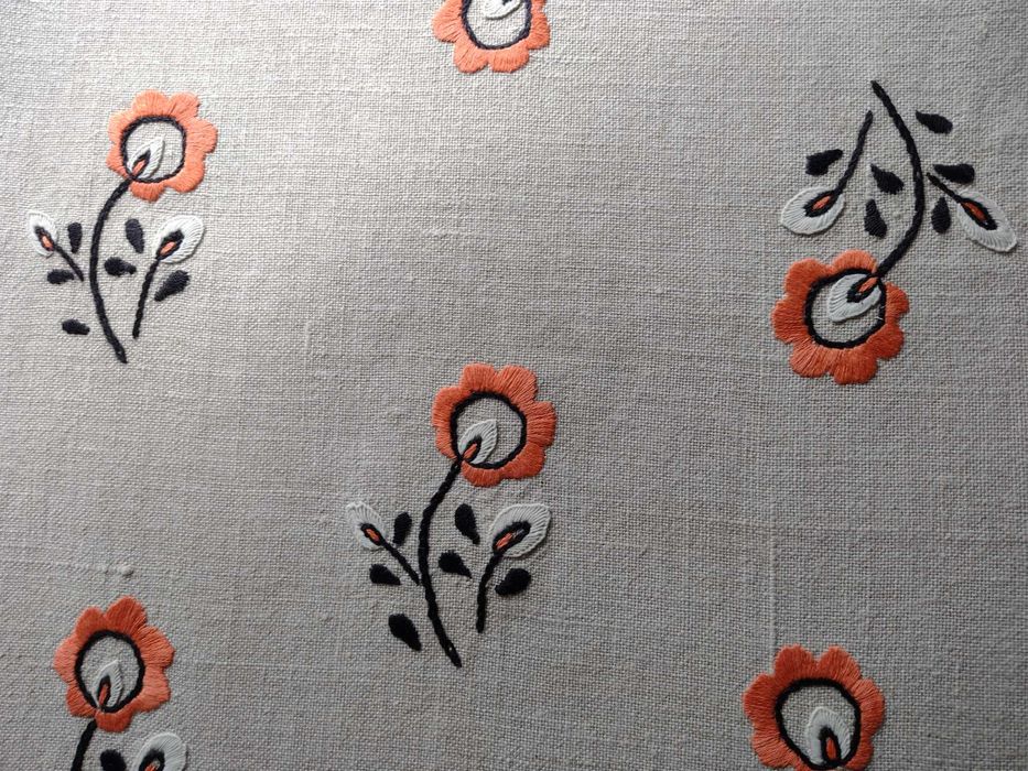 Bieżnik z babcinej komody- haft ręczny na lnianym płótnie