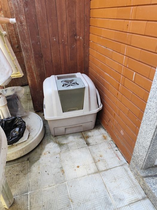 Caixa WC de gato semiautomática usada