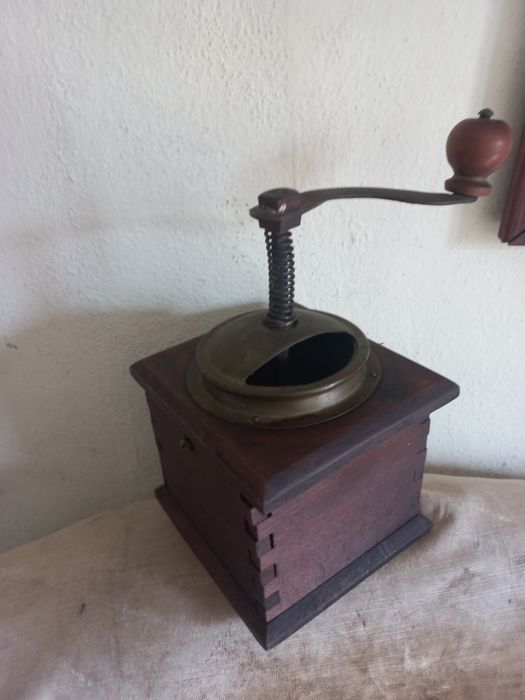 Dispensador antigo+ moinho ( colecionavel) de bolos/chicletes e outros