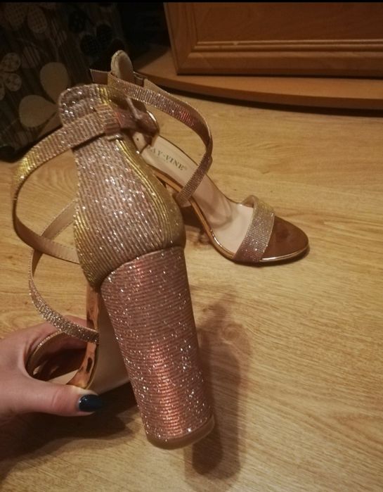 Sprzedam błyszczące buty