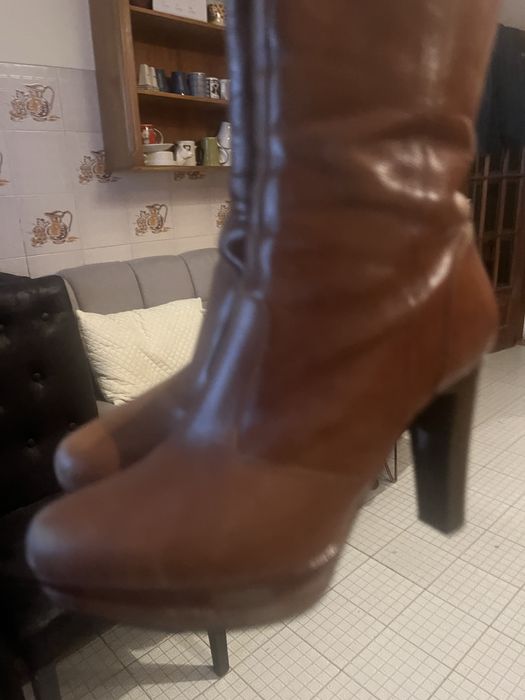 Botas de cano alto em pele