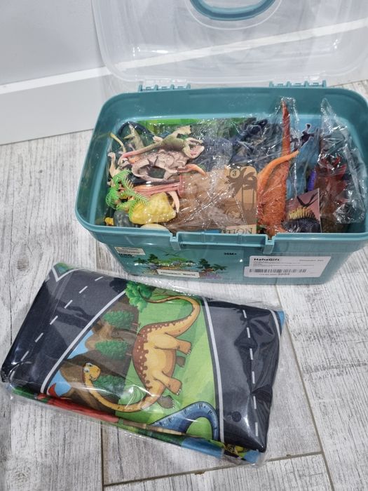 Zestaw box dla dziecka nowy w skrzynce dinozaury + mata