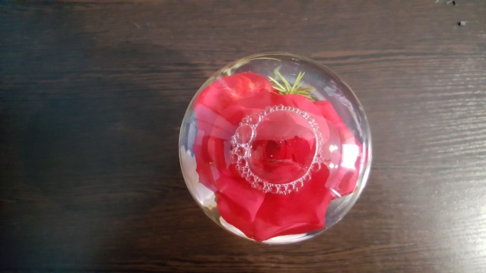 Роза в колбе под стеклом.