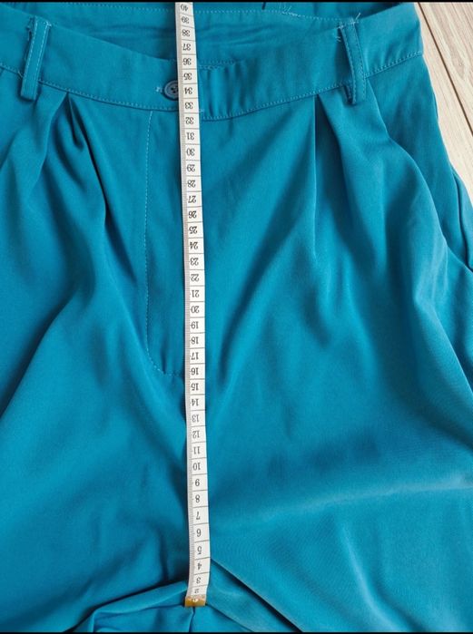 Kombinezon od PrettyLittleThing w intensywnym, niebieskim kolorze