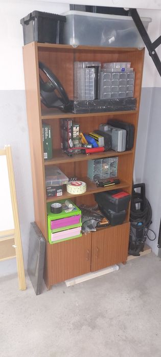 Estante com portas
