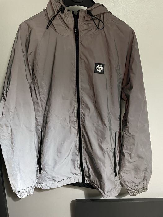 Casaco impermeável que muda de lado