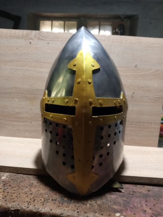 Рыцарский шлем Топхельм.