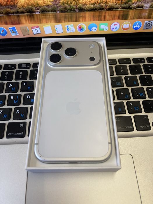 Продам iphone 17 pro 256gb white не вмикається взагалі