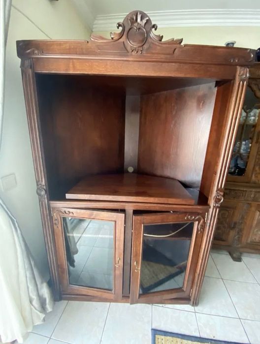 Armário em bom estado de TV