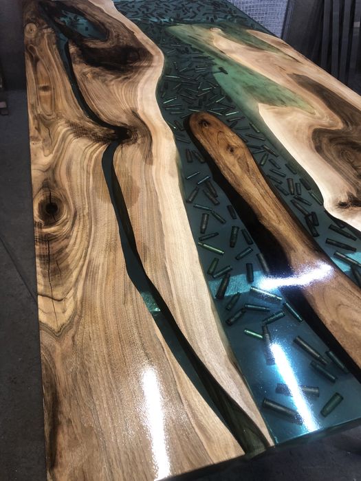 Стол из дерева. Стул. Диван. Кровать. Мягкая мебель.