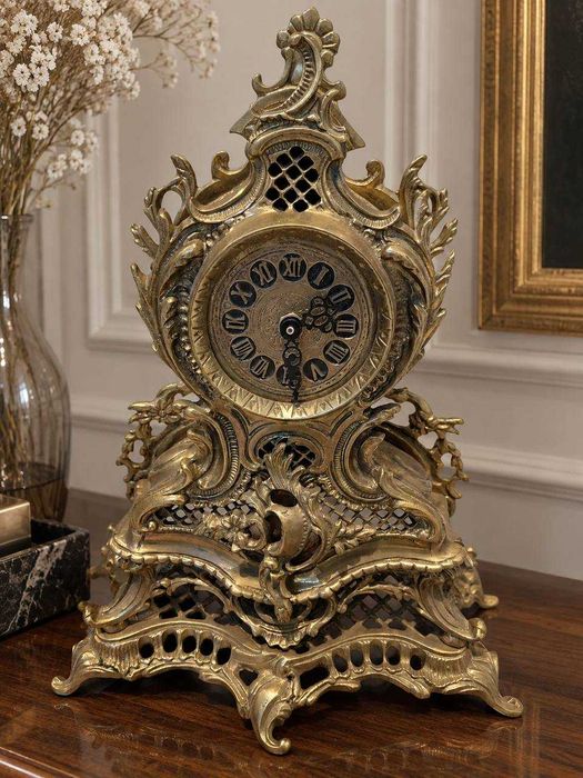 Вінтажний камінний годинник Louis XV з позолоченої бронзи в стилі рококо, кварцовий механізм