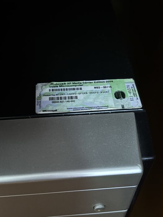 Komputer stacjonarny windows xp z ekranem