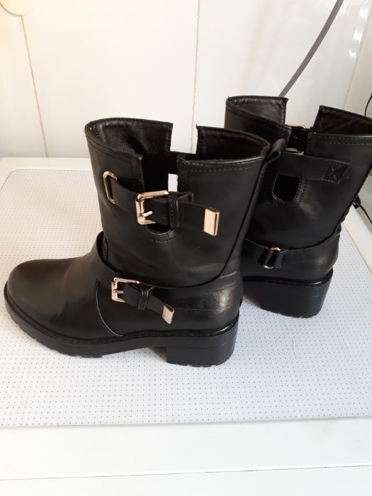 Botas pretas em pele