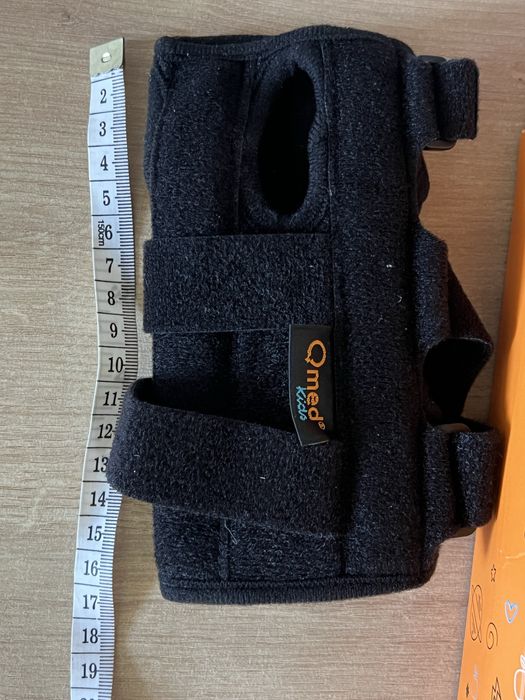 QMED KID MANU UNIVERSAL Dziecięca orteza nadgarstka z ujęciem kciuka