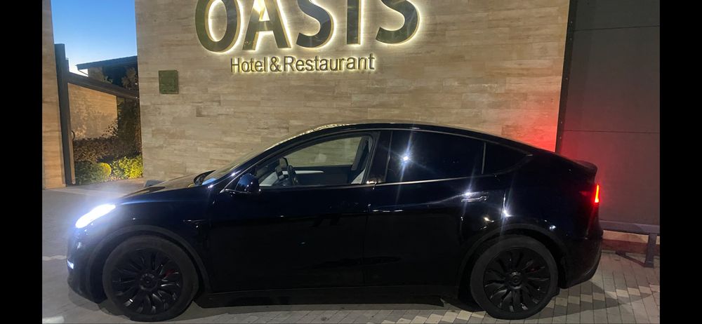 Тесла Y, 82 квт, полный привод.