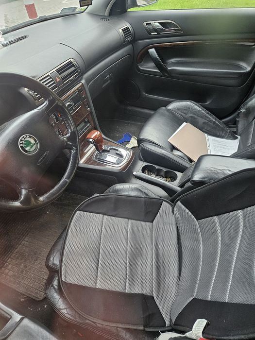 Maska drzwi lampy klapa  skoda superb