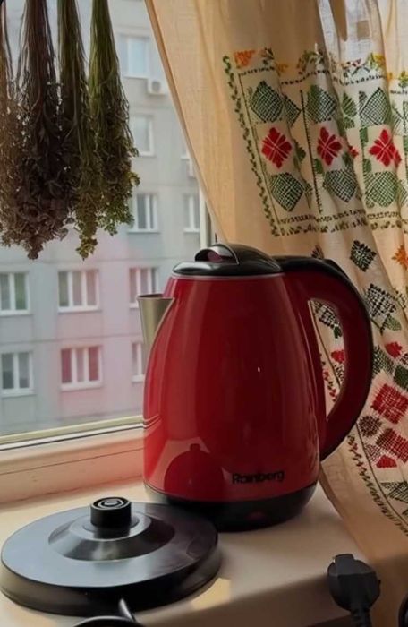 Електричний чайник на 2 літри простий і зручний