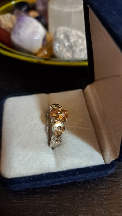 Anel em prata e ouro contrastado.