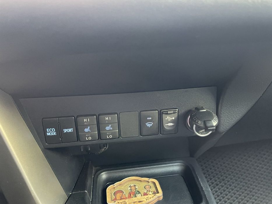 Продам авто Toyota Rav 4 без подкрасов и с родным пробегом