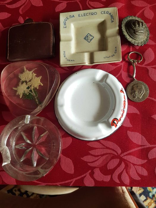 Cinzeiros - Carteira em cabedal - Vaso em Latão - Pisa Papeis - Divers
