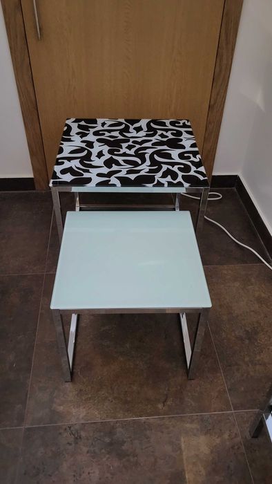 Conjunto mesas e estante.