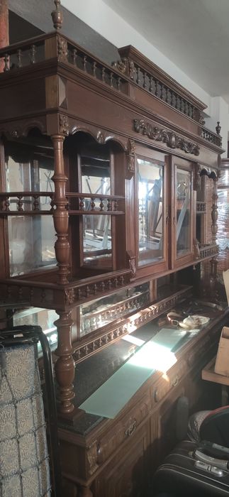 Móvel em madeira cristaleira