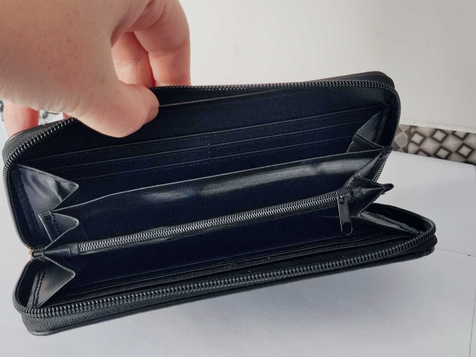 POR06  Portfel duży z wycinanym wzorem;kolor czerwony