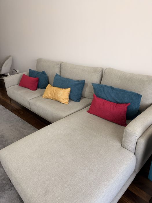 Sofá de tecido cinzento com chaise longe