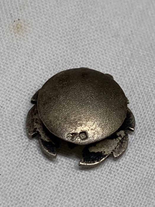 Antigo pin / botoneira militar em prata contrastada
