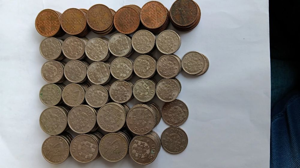 Lote com 325 moedas de 50 cent. 2,50 e 5 esc.