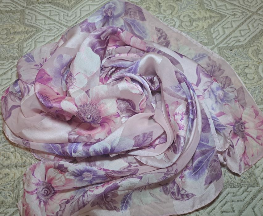 Платок з ажурними трояндовим узором.