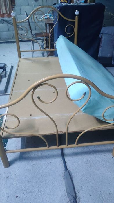 Cama de  solteiro  com mesinha  de cabeceira