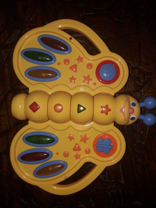 Brinquedos de música a funcionar Fisher Price e Chicco
