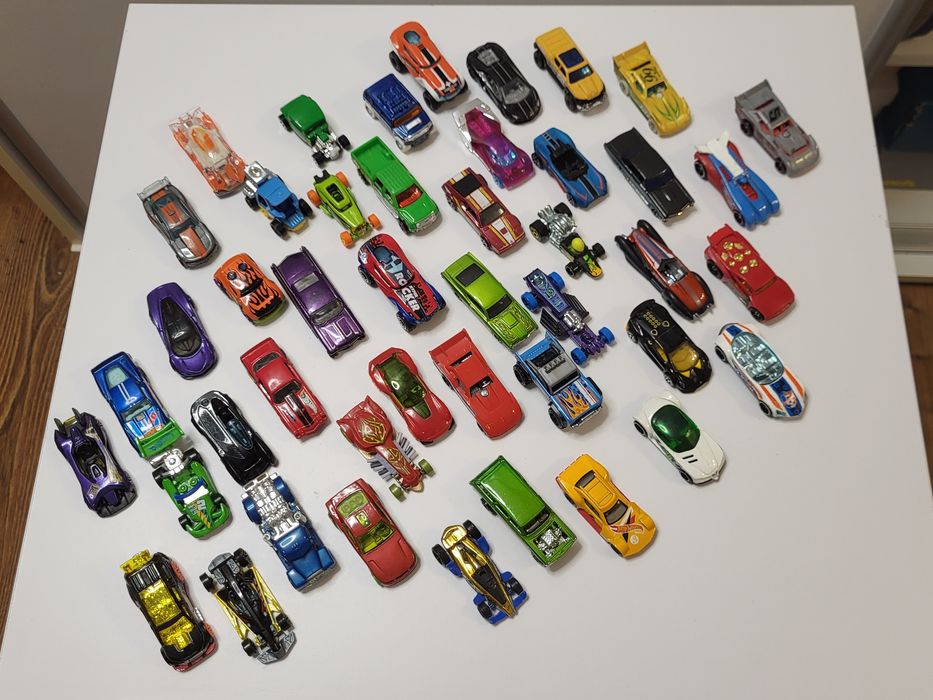44 samochodziki Hot Wheels oryginalne w dobrym stanie