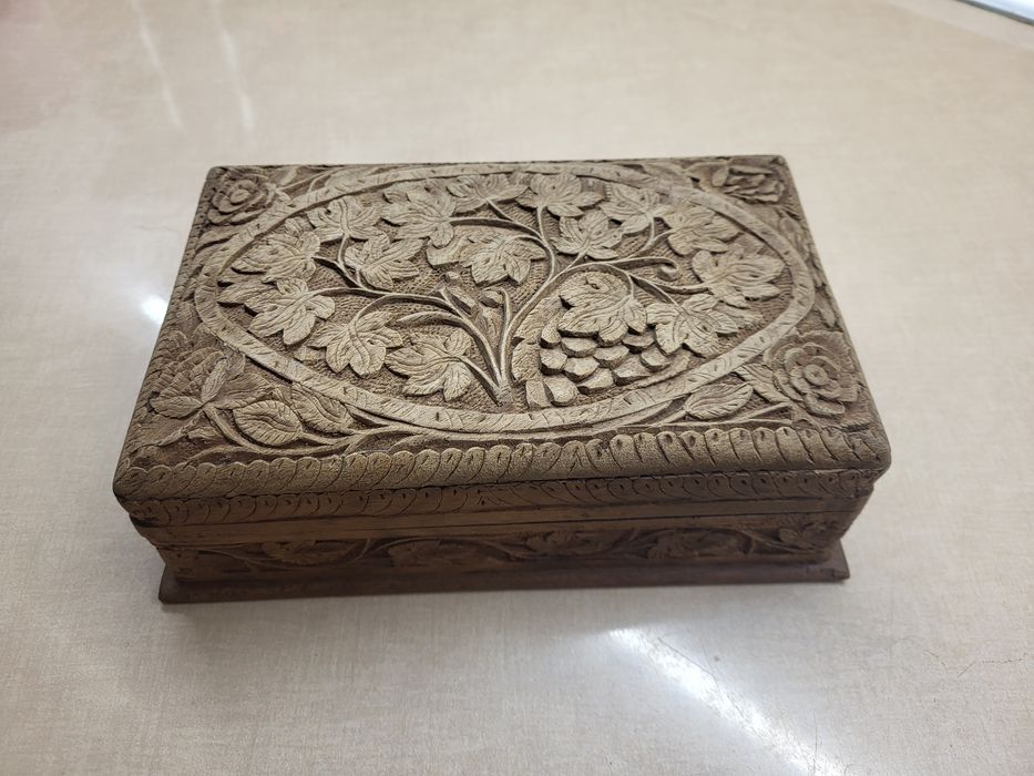 Вінтажна різьблена дерев'яна скринька