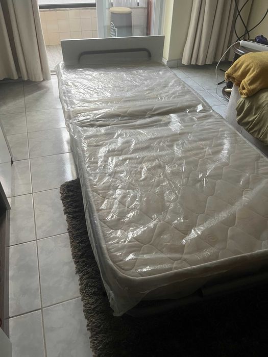 Cama de Solteiro, Dobrável e Seminova com Colchão
