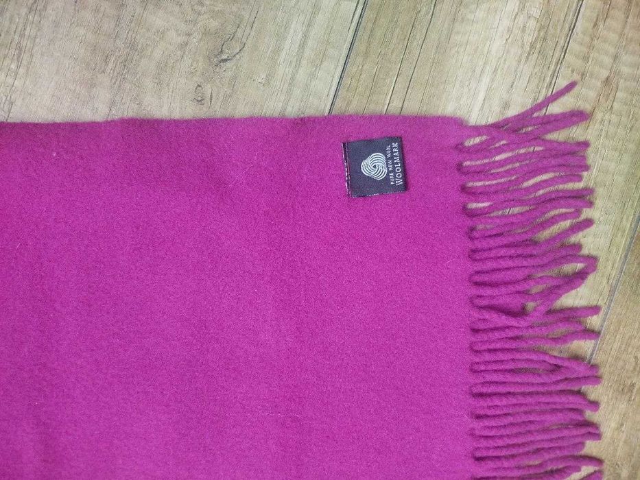 Теплий вовняний шарф ягідного кольору.