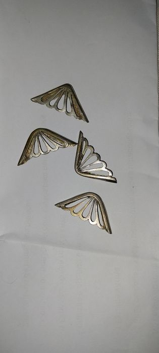 4 cantos em metal com mais de 60 anos para por em cartolina