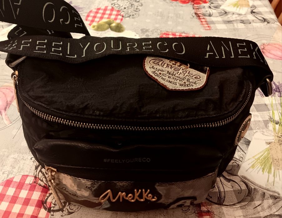 Mala  marca anekke nova tira colo