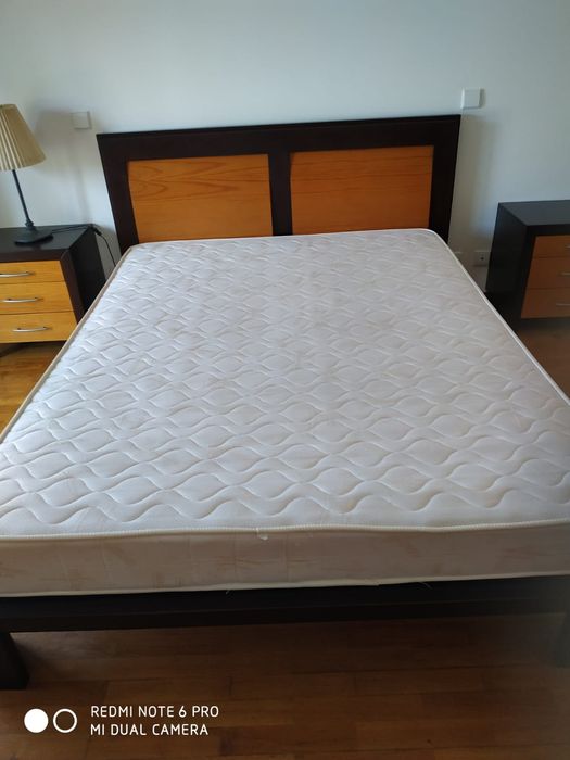 Cama com oferta colchão 190/160 + Cómoda + Mesas de cabeceira