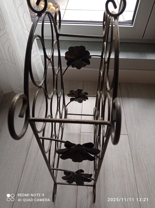 Stojak na wino metalowy