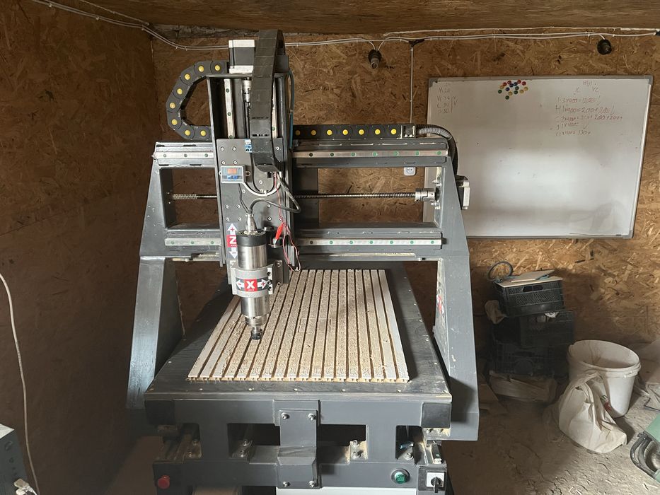 фрезерний верстат з ЧПК (чпу)