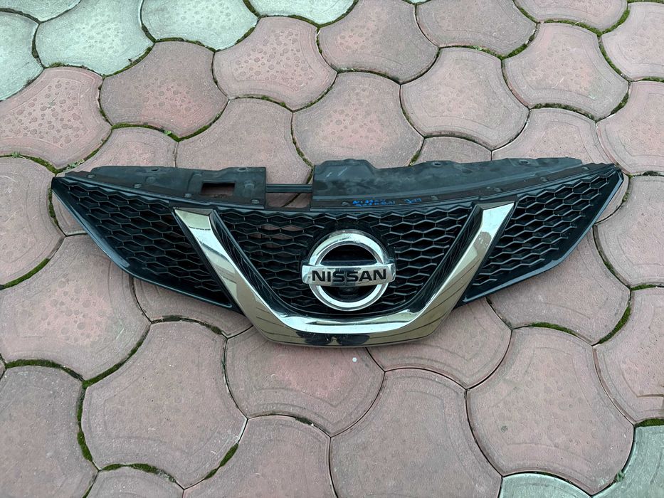 Центральна решітка радіатора Nissan Qashqai J11/Rogue Sport під камеру