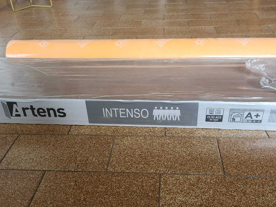 Placas piso flutuante "Artens Intenso" CL33 AC5 + rolo de espuma