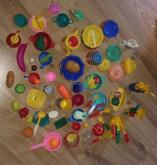 Zabawkowa kuchnia z akcesoriami