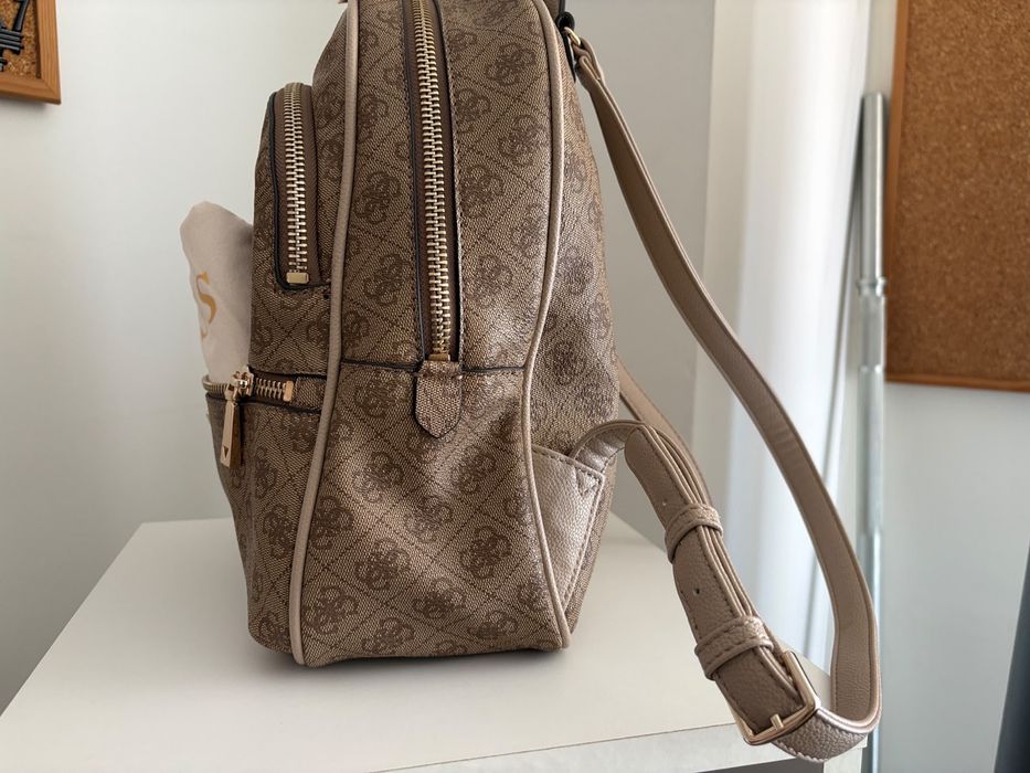 Mochila espacosa Guess