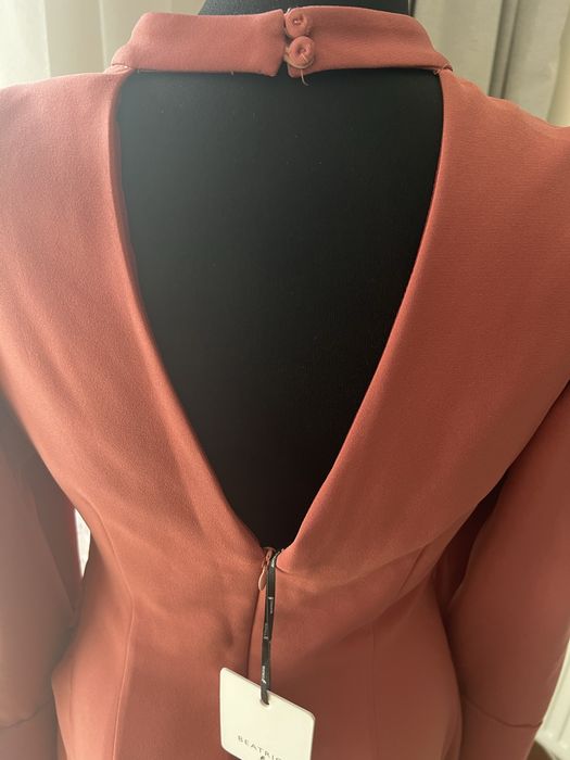 Elegancka sukienka z drapowaniem