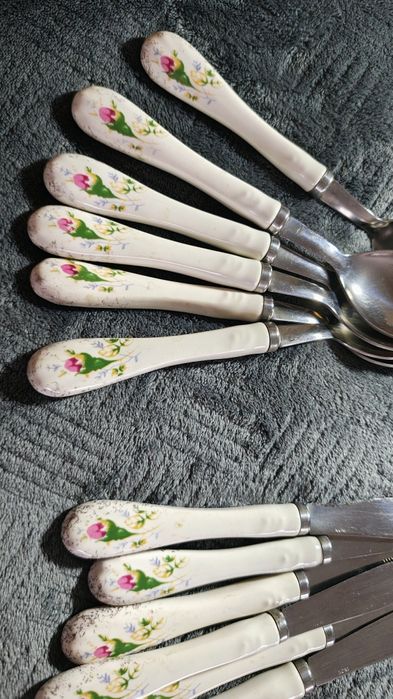 Zabytkowe sztućce z porcelanowymi rączkami – komplet vintage "Iwona"