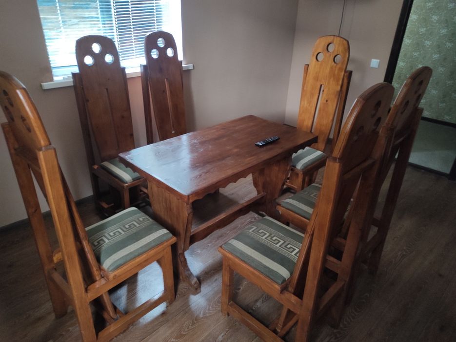 Дубовий стіл зі стільцями